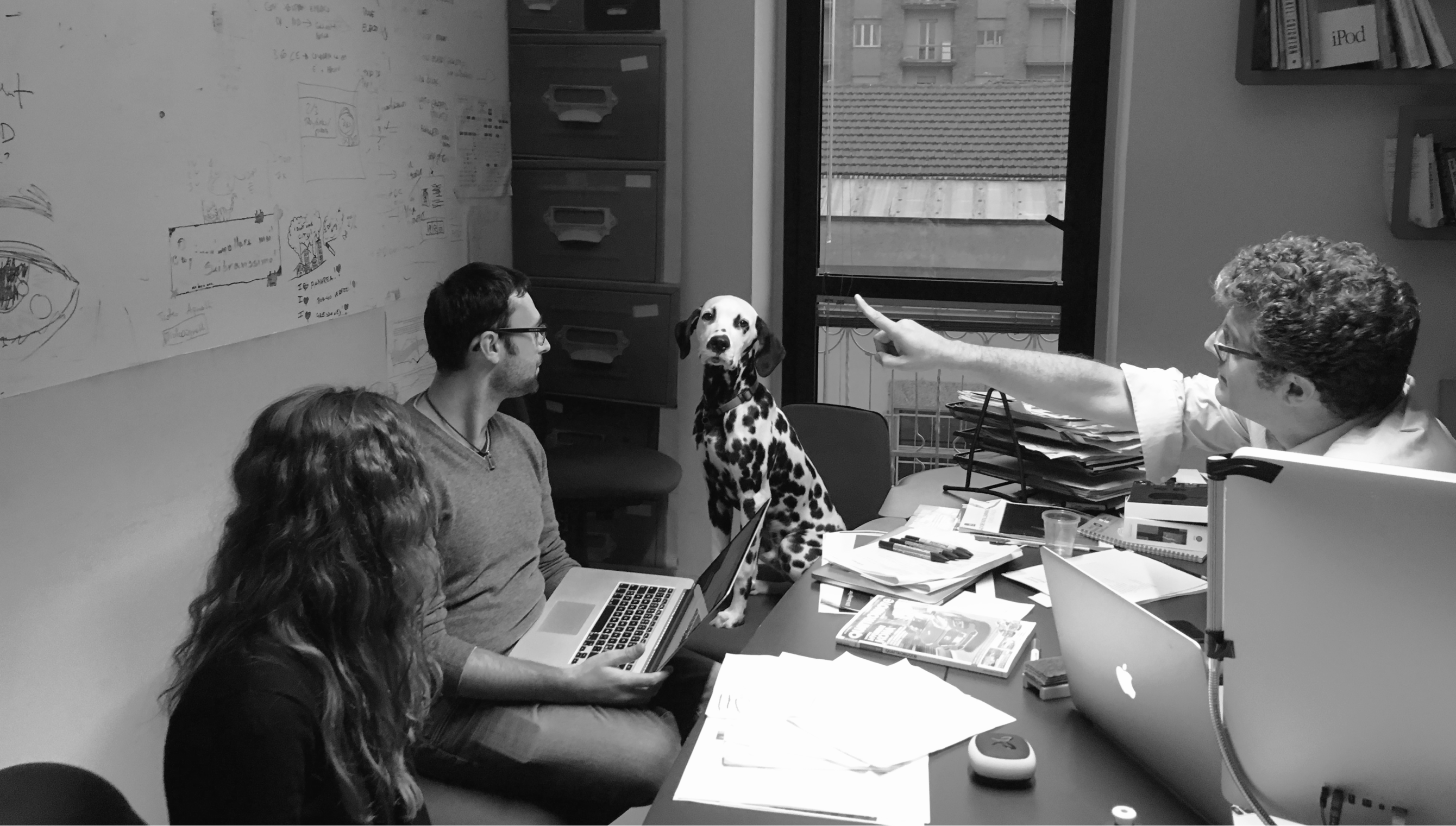 Immagine evocativa di Francesco  con Achille, Andrea e Chiara durante un meeting di lavoro.