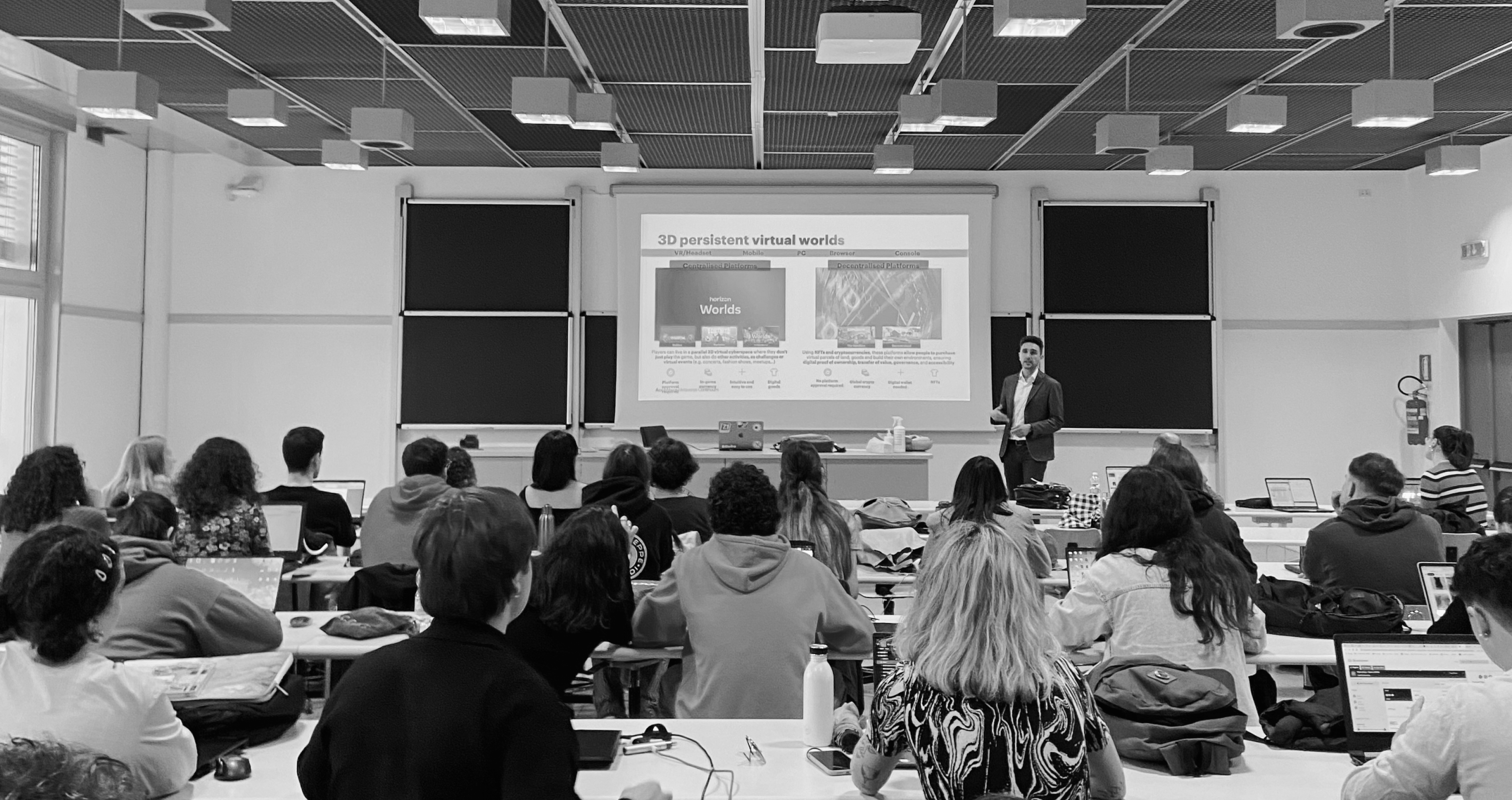 Immagine di un episodio dei Design Dialogues Festival durante una lezione di Human Digital Interaction. Corso che Francesco Provenzano conduce presso la Laurea Magistrale in Systemic Design al Politecnico di Torino. 
